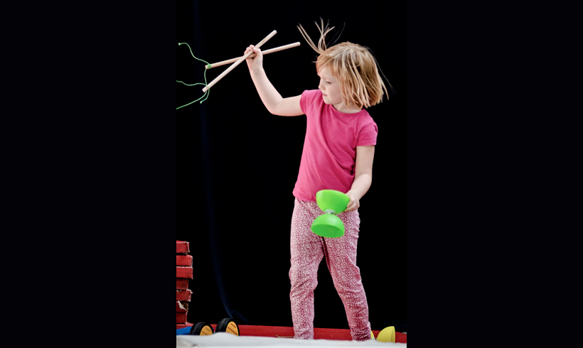 Petite fille entrain de jongler au diabolo