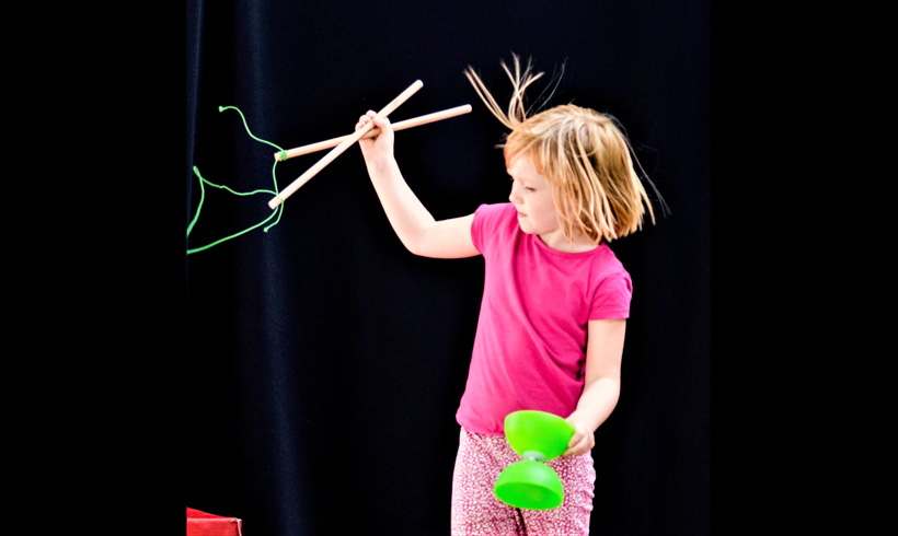 Enfant jonglant avec diabolo
