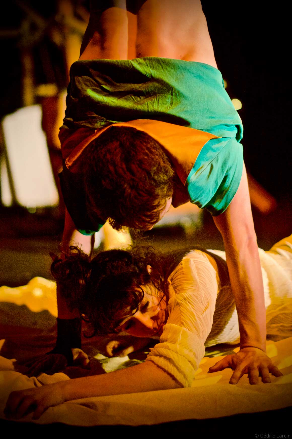 Couple faisant équilibre