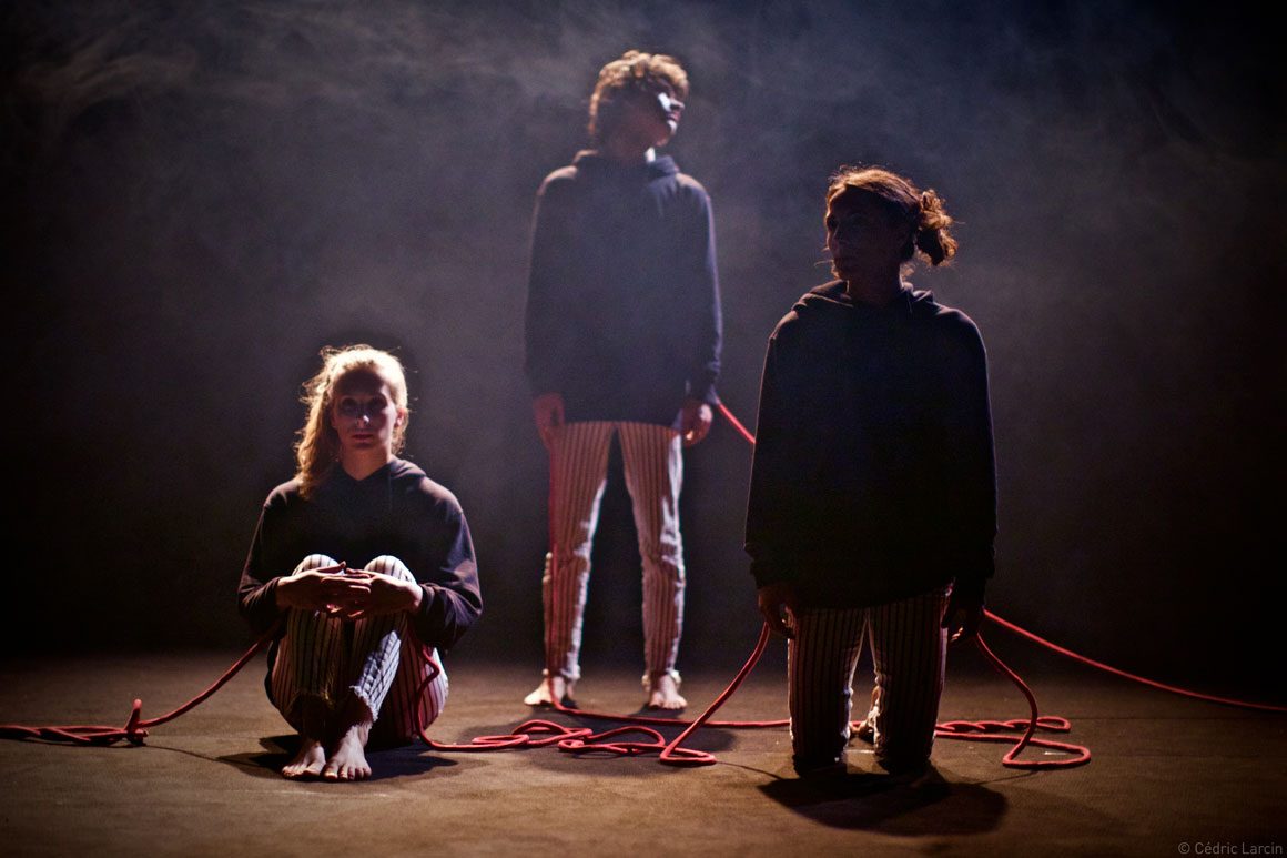 Trois personnages contre éclaierés