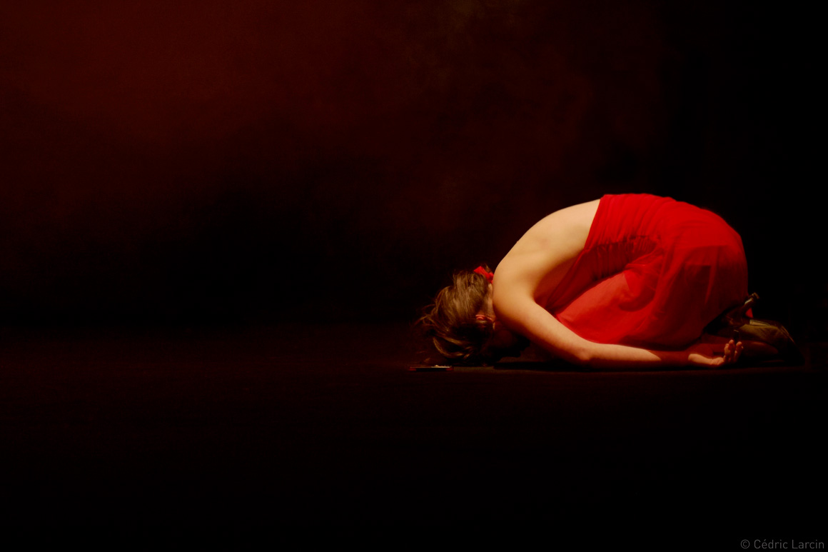 Danseuse en robe rouge