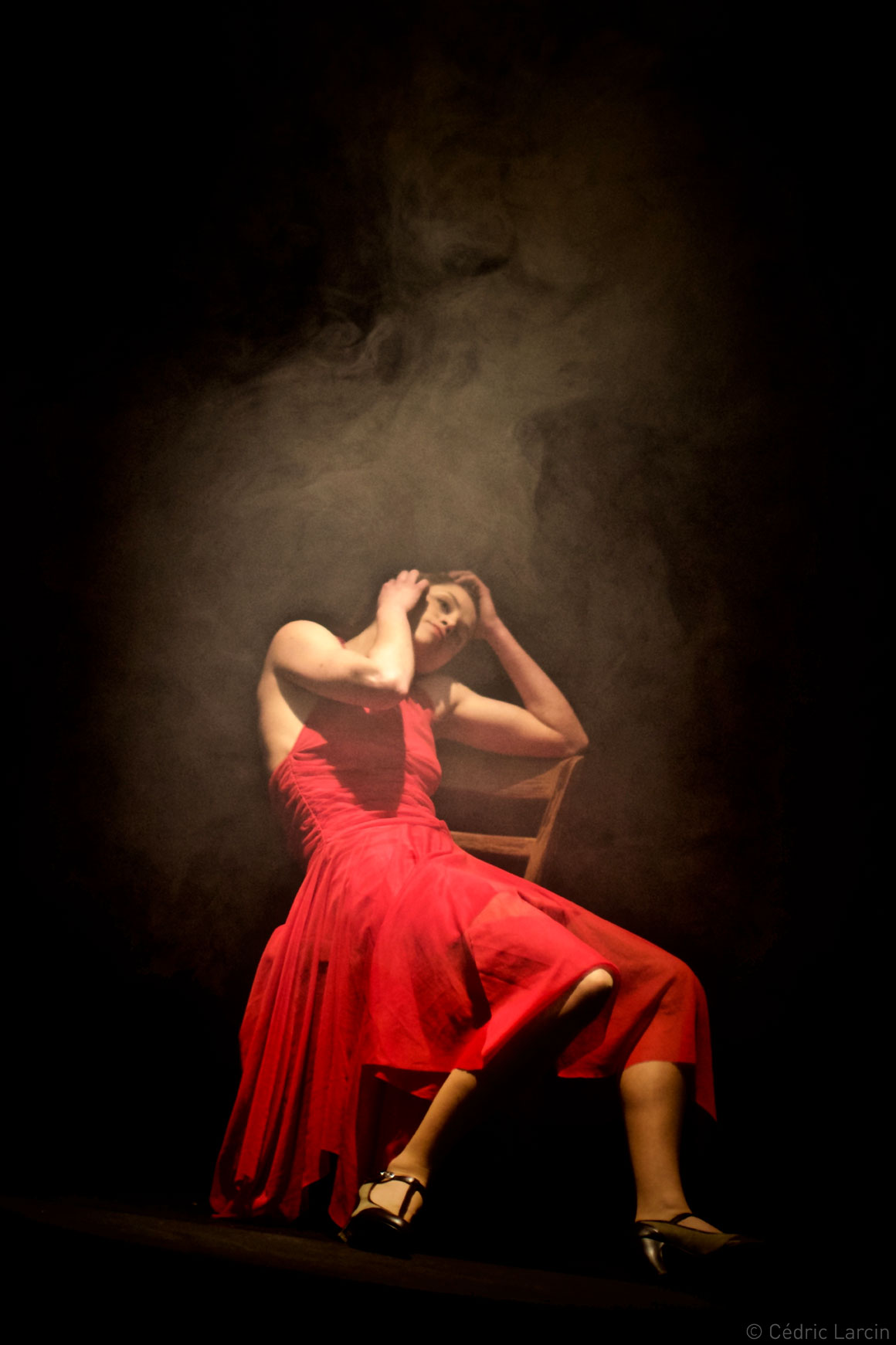 Femme en robe rouge sur chaise