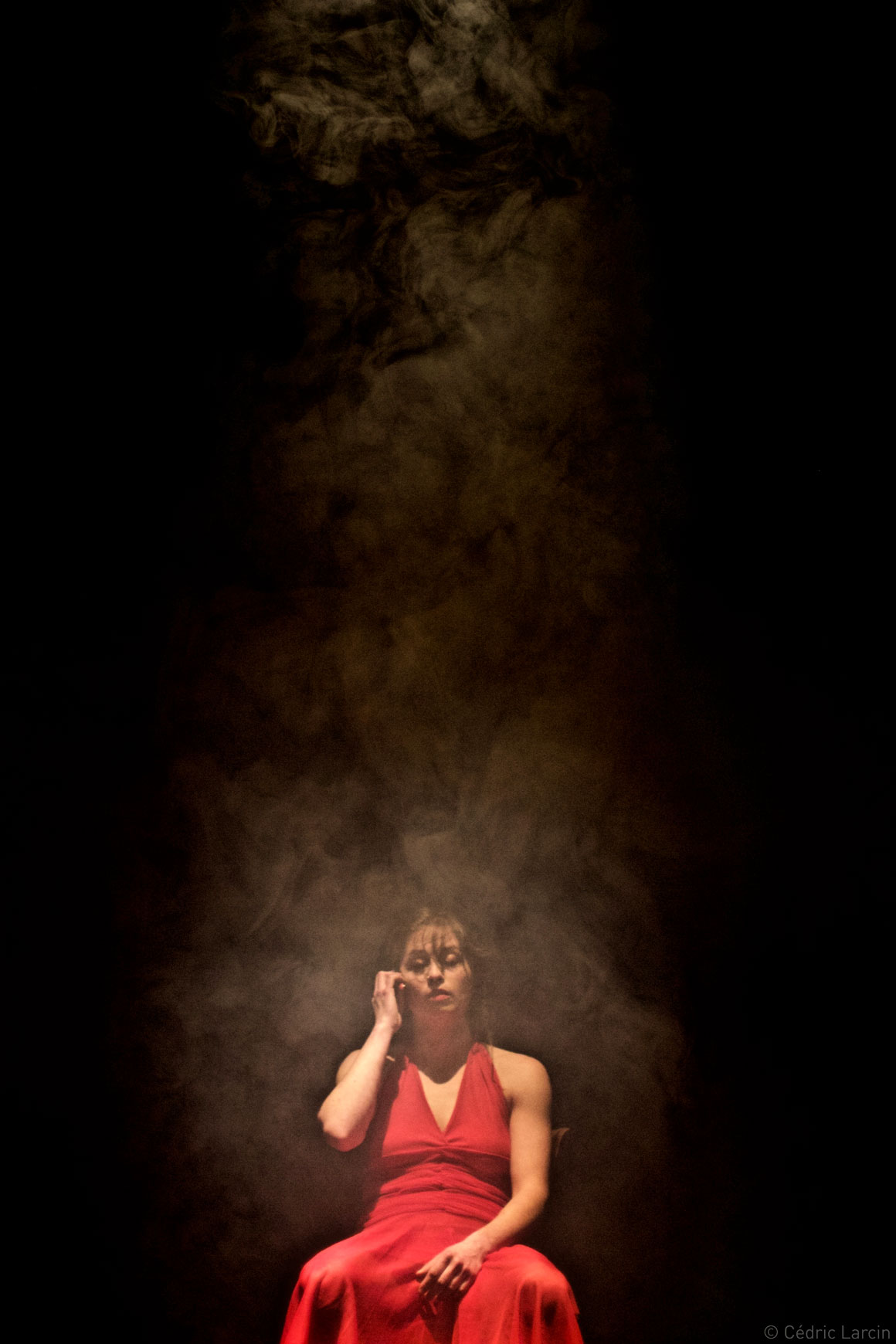 Femme robe rouge assise sur chaise