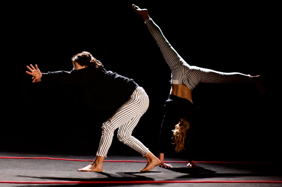 Élèves numéro d'acrobatie équilibre