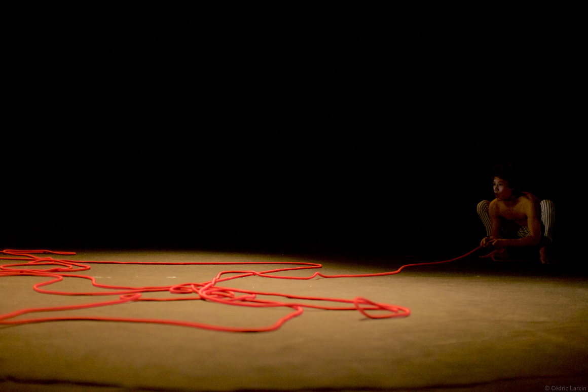 Espace de la scène avec corde rouge