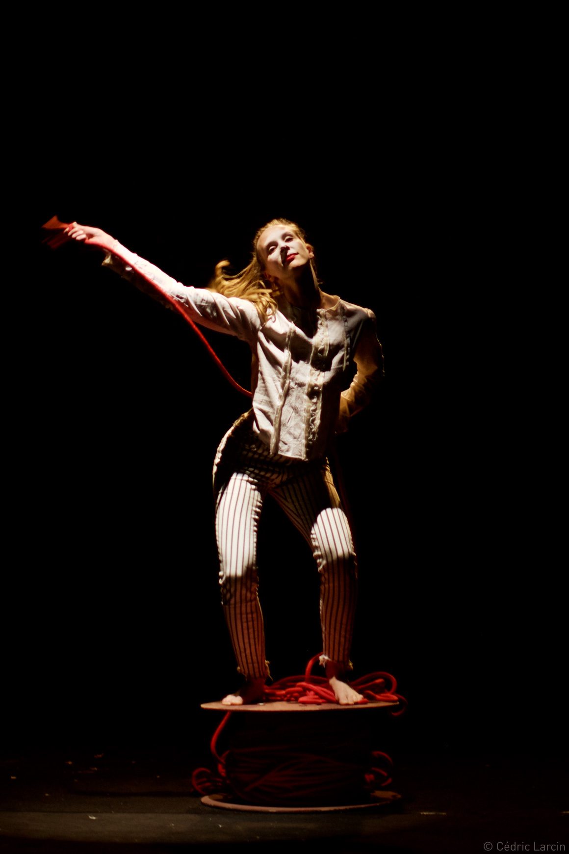 Fille en pose sur scène